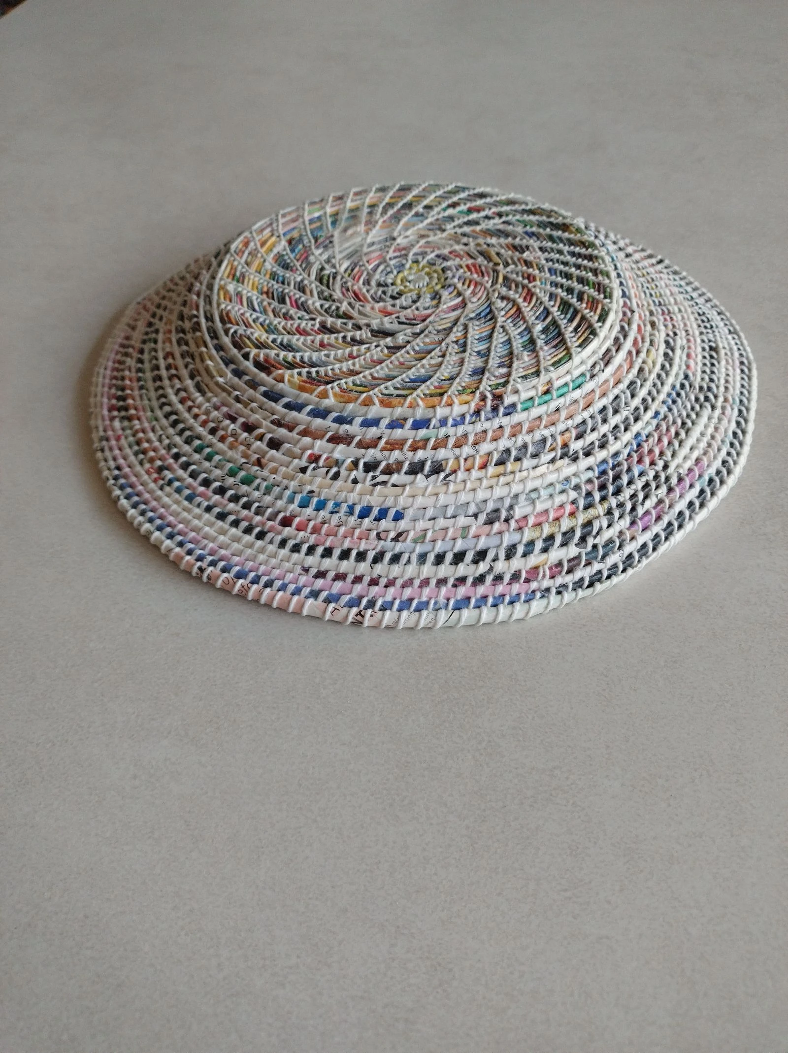 Cesto feito à mão com tiras de papel. Costurado com fio de algodão. – photo 2